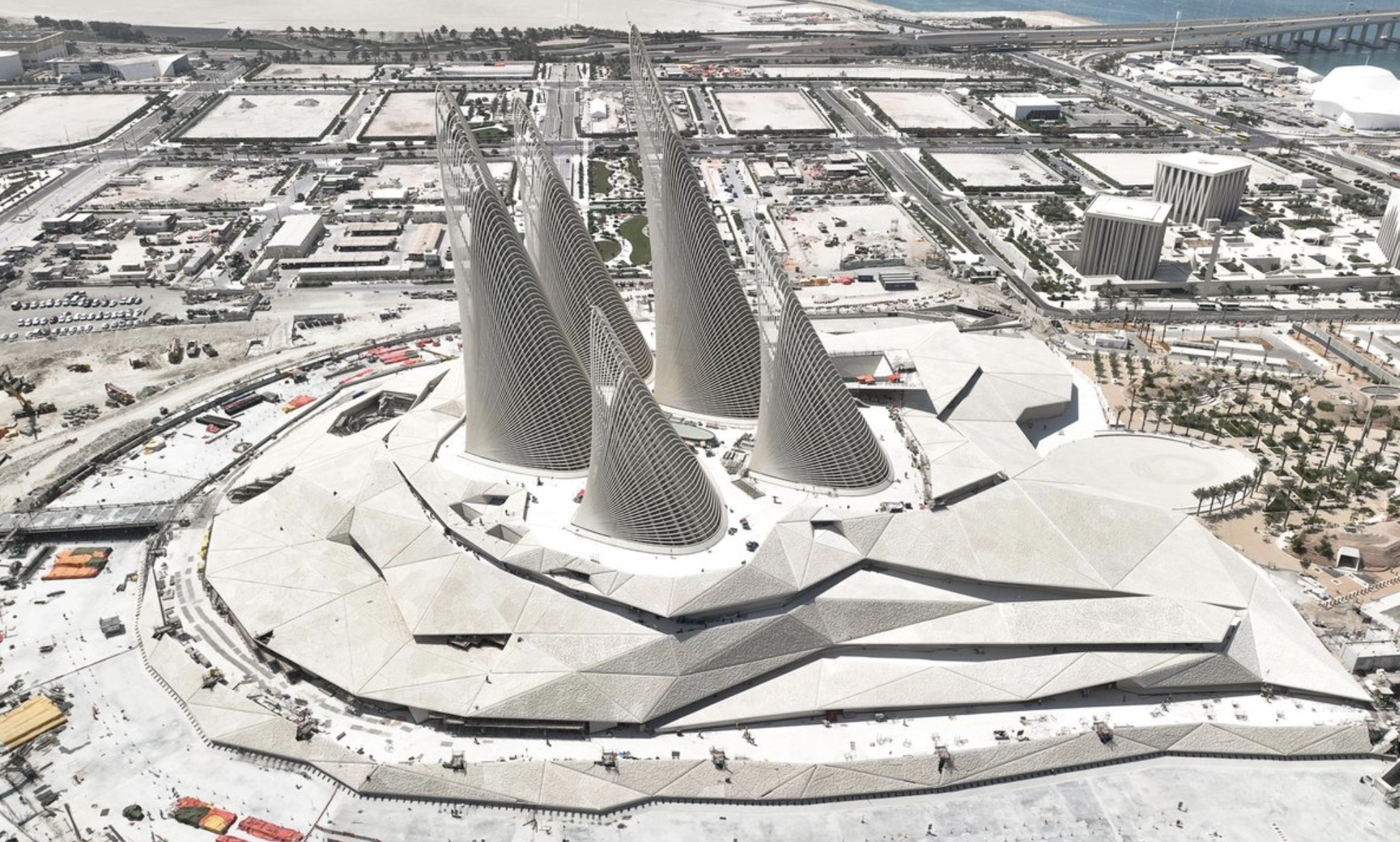 Emirados Árabes Unidos inauguram museu colossal em dezembro sobre sua história O design do museu é inspirado na asa de um falcão. (Foto: Zayad National Museum)