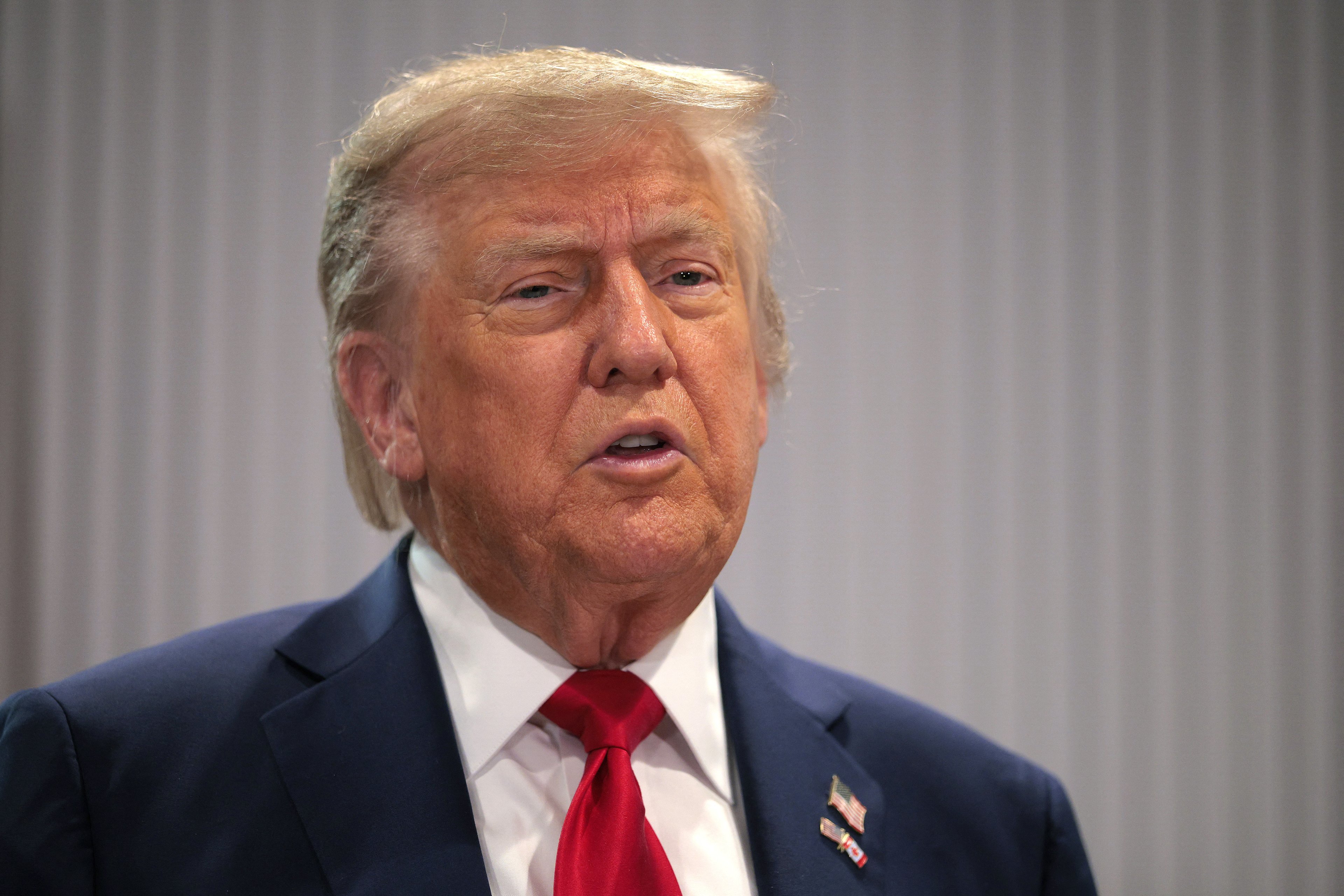 Senadores buscam limitar ordens de ataque de Trump ao Irã sem aprovação do Congresso Donald Trump, presidente dos EUA, durante viagem ao Canadá, em 16 de junho (Foto: Chip Somodevilla/AFP)