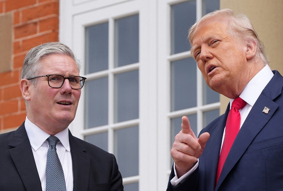 Donald Trump ao lado do premiê britânico, Keir Starmer. (Foto: Christopher Furlong / POOL / AFP)