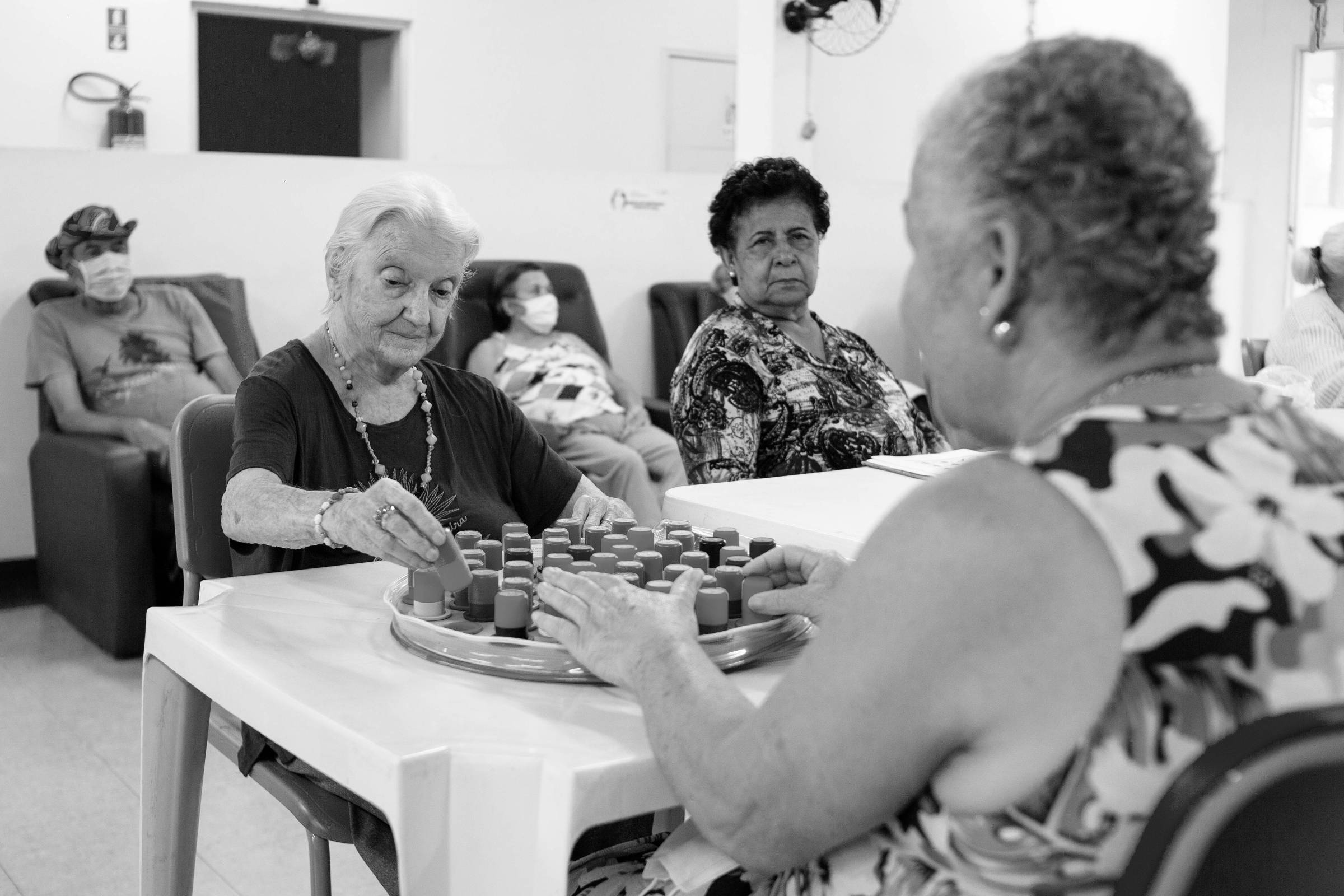 Cuidadores recebem apoio essencial para melhorar sua saúde mental e bem-estar Idosos participam de atividade terapêutica em centro-dia, em São Paulo (SP) (Foto: Divulgação/Asa)