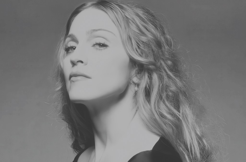 Madonna classifica todas as faixas do álbum 'Veronica Electronica' Madonna lança hoje, 25 de julho, seu tão aguardado álbum de remixes de 'Ray of Light', 'Veronica Electronic'. Aqui, classificamos todas as oito faixas. (Foto: Reprodução)