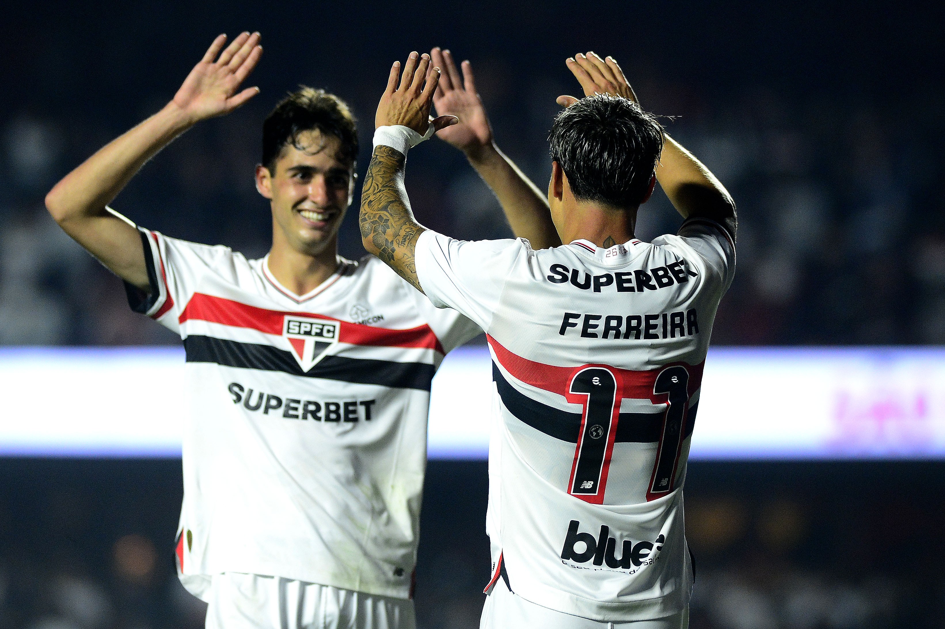 Rodriguinho realiza sonho de Ceni e brilha no São Paulo Foto: Reprodução