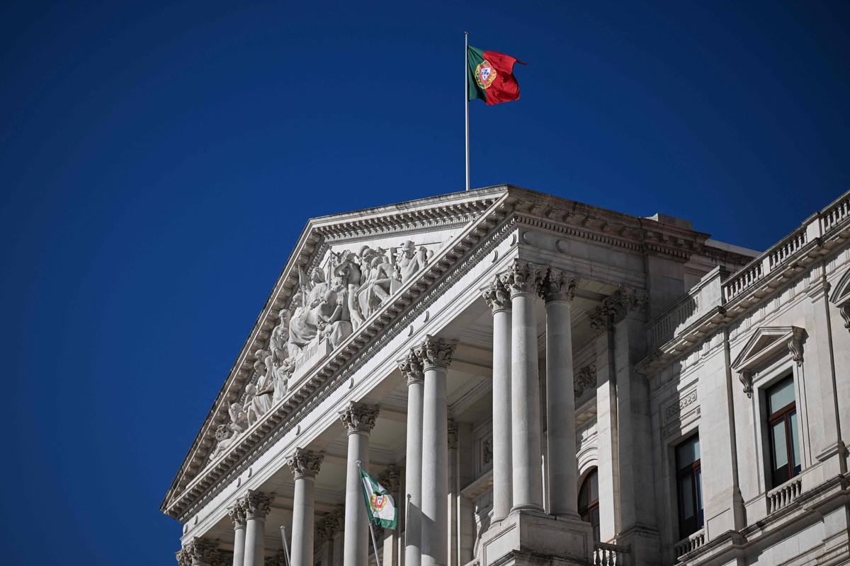 Brasileiros enfrentam dificuldades para obter cidadania em Portugal Parlamento de Portugal, onde será votado pacote de restrições à imigração (Foto: Patrícia de Melo Moreira/AFP)