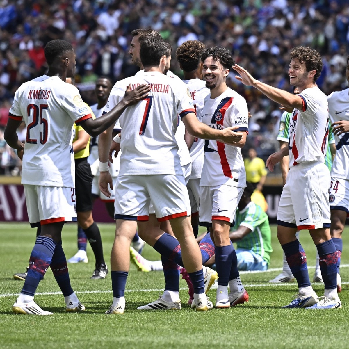 Kvara faz gol no primeiro tempo (Foto: Reprodução / PSG)
