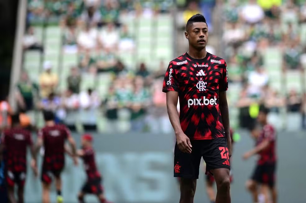Bruno Henrique e irmão são processados por fraude em apostas esportivas Bruno Henrique em aquecimento antes de jogo do Flamengo (Foto: Marcos Ribolli/Divulgação)
