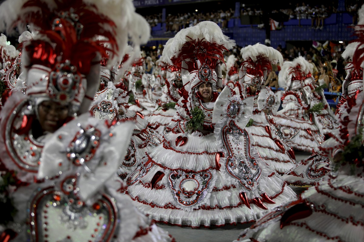 Baianas do Salgueiro com galhos de arruda como adereço de mão (Foto: Fabiano Rocha)