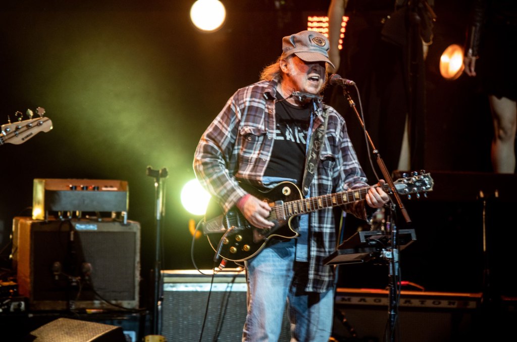 Neil Young apresenta versão rara de 'Ambulance Blues' com a banda Chrome Hearts Young apresentou uma versão completa da banda de “Ambulance Blues” pela terceira vez em sua carreira de seis décadas. (Foto: Reprodução)