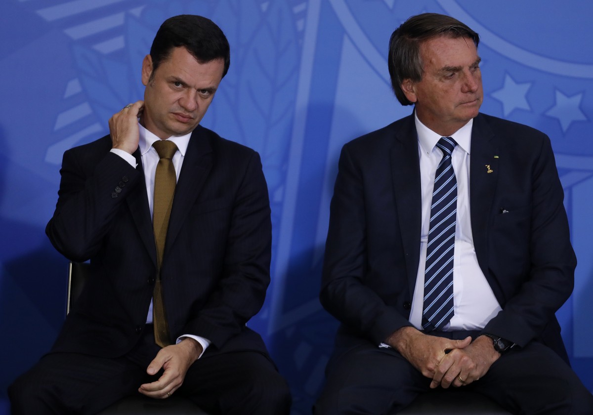 Anderson Torres apresenta parecer ao STF antes de acareação sobre minuta golpista Anderson Torres, então ministro da Justiça, ao lado do ex-presidente Jair Bolsonaro (Foto: Cristiano Mariz/27.06.2022)