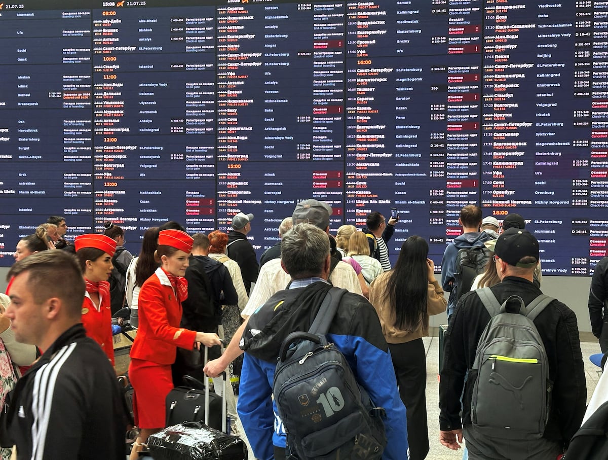 Ucrânia utiliza drones para interromper férias de verão na Rússia Passageiros estudam os painéis de informações de voos no Aeroporto Sheremetyevo em Moscou no dia 21 de julho. (Foto: REUTERS)