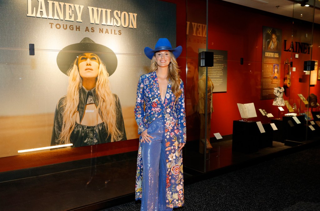 Lainey Wilson inaugura exposição no Hall da Fama da Música Country ‘Tough as Nails’ Lainey Wilson inaugura exposição no Hall da Fama da Música Country ‘Tough as Nails’