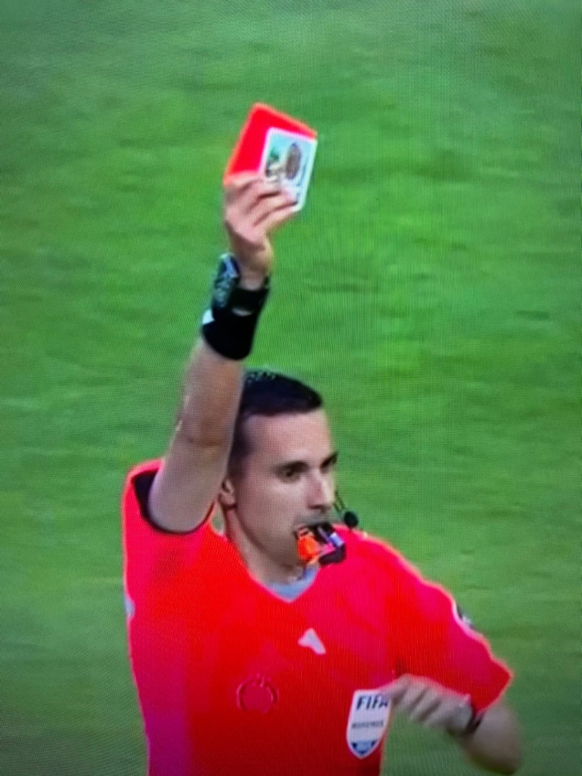 Árbitro que viralizou ao puxar imagem de Santa apita jogo entre Atlético e Botafogo Árbitro César Ramos puxa uma imagem de Virgem de Guadalupe na hora de mostrar o cartão vermelho (Foto: Reprodução Redes sociais)