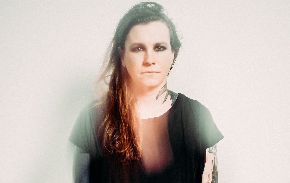 Cantora trans americana cancela turnê de 2025 após acusações de agressão à esposa A cantora e compositora americana Laura Jane Grace, em 2018 (Foto: Divulgação/Casey Curry)