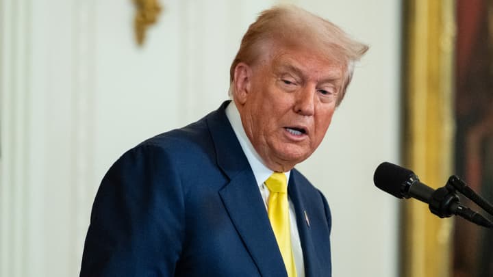 O presidente dos EUA, Donald Trump, fala durante um evento do Dia do Coração Roxo na Sala Leste da Casa Branca em Washington, DC, EUA, na quinta-feira, 7 de agosto de 2025. (Foto: Eric Lee | Bloomberg | Getty Images)