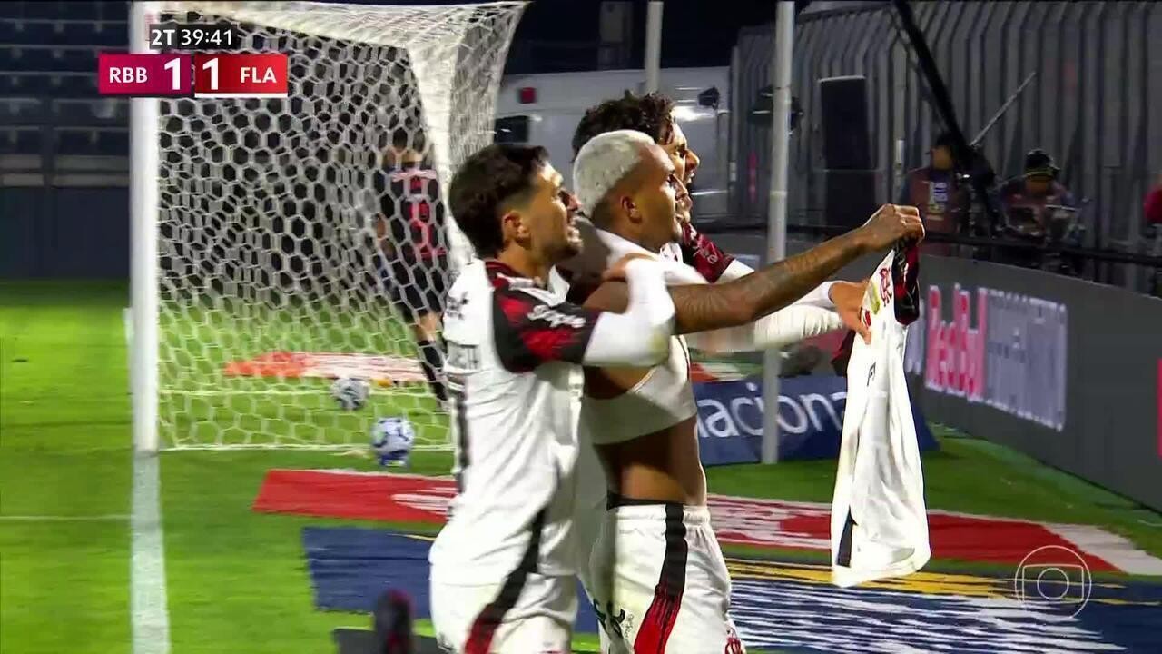 Flamengo vence Bragantino e encosta na liderança do Brasileirão