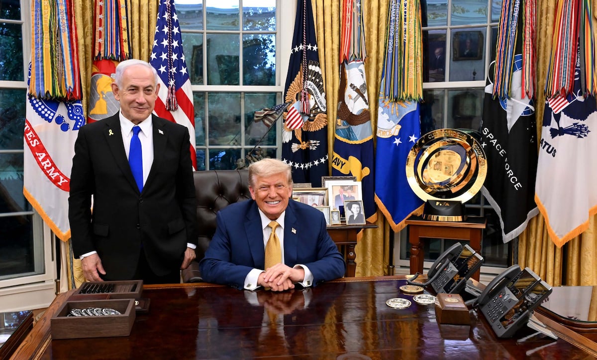 Netanyahu e Trump dificultam a possibilidade de tregua imediata em Gaza O presidente dos Estados Unidos, Donald Trump, e o primeiro-ministro israelense, Benjamín Netanyahu, posam no Salão Oval, nesta quarta-feira em Washington. (Foto: Avi Ohayon/DPA/Europa Press)