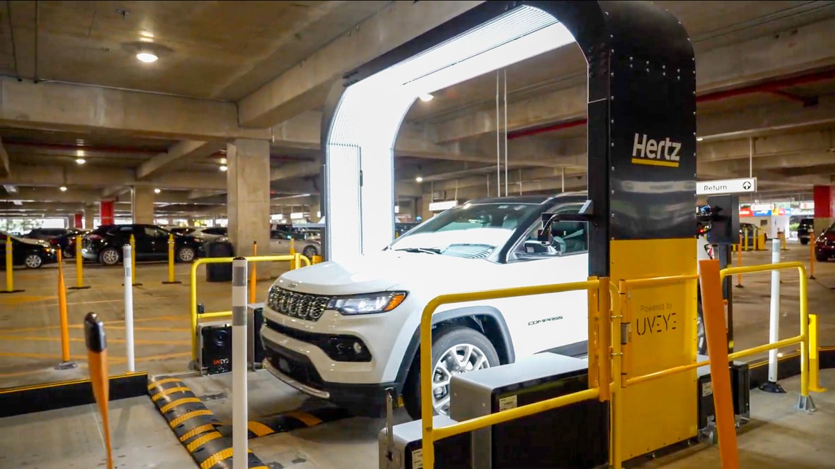 Locadoras de carros nos EUA utilizam IA para detectar arranhões ocultos Um scanner UVeye, que a Hertz está usando para detectar danos em carros alugados (Foto: Divulgação/UVeye via The New York Times)
