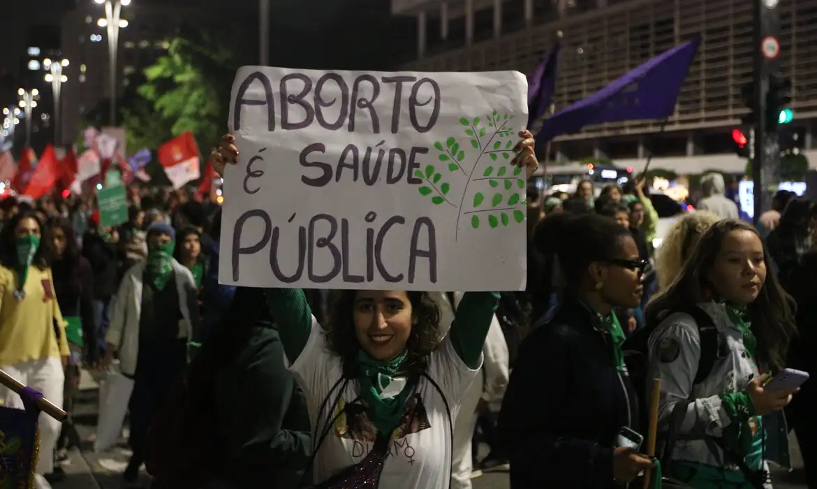 Justiça do Rio anula lei que obrigava cartazes antiaborto em hospitais Ato em favor da descriminalização do aborto em São Paulo: no Rio, lei sobre cartazes antiaborto na rede de Saúde causa polêmica (Foto: Rovena Rosa/Agência Brasil)