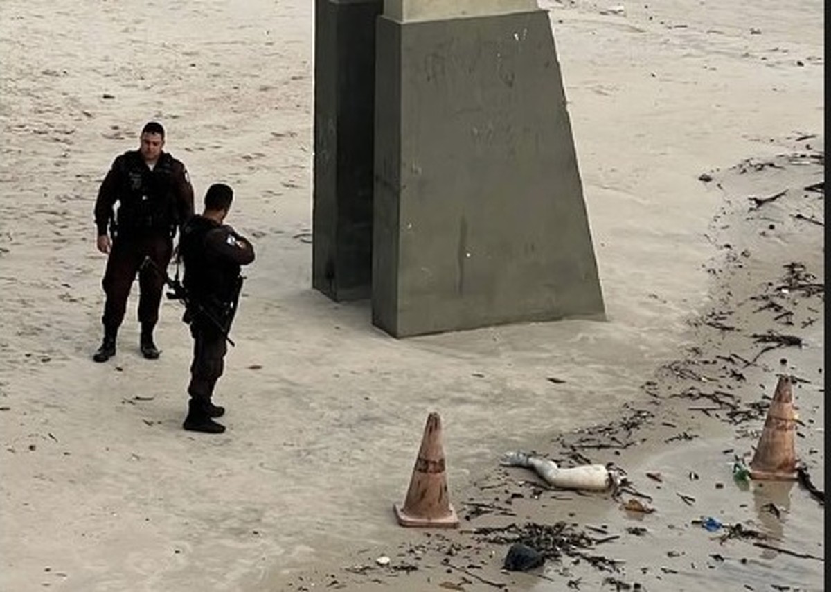 Policiais militares isolam área onde perna humana foi encontrada na Praia da Boa Viagem, em Niterói (Foto: Reprodução/Instagram)