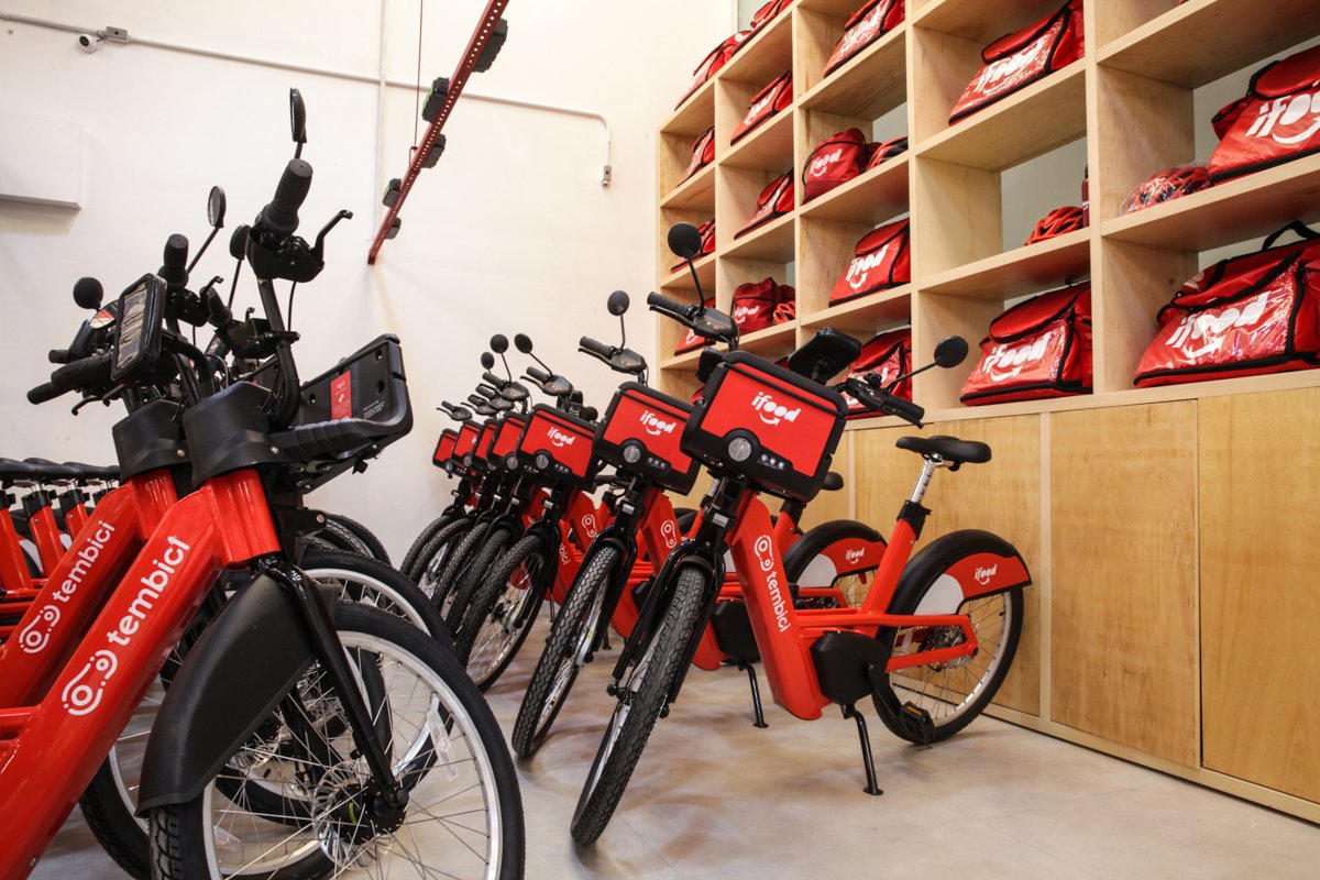 iFood amplia frota com 3 mil bikes elétricas para acelerar entrega sustentável A startup Bliv passou a integrar o iFood Pedal, oferecendo 700 e-bikes para entregadores (Foto: Midori de Lucca/Reprodução)