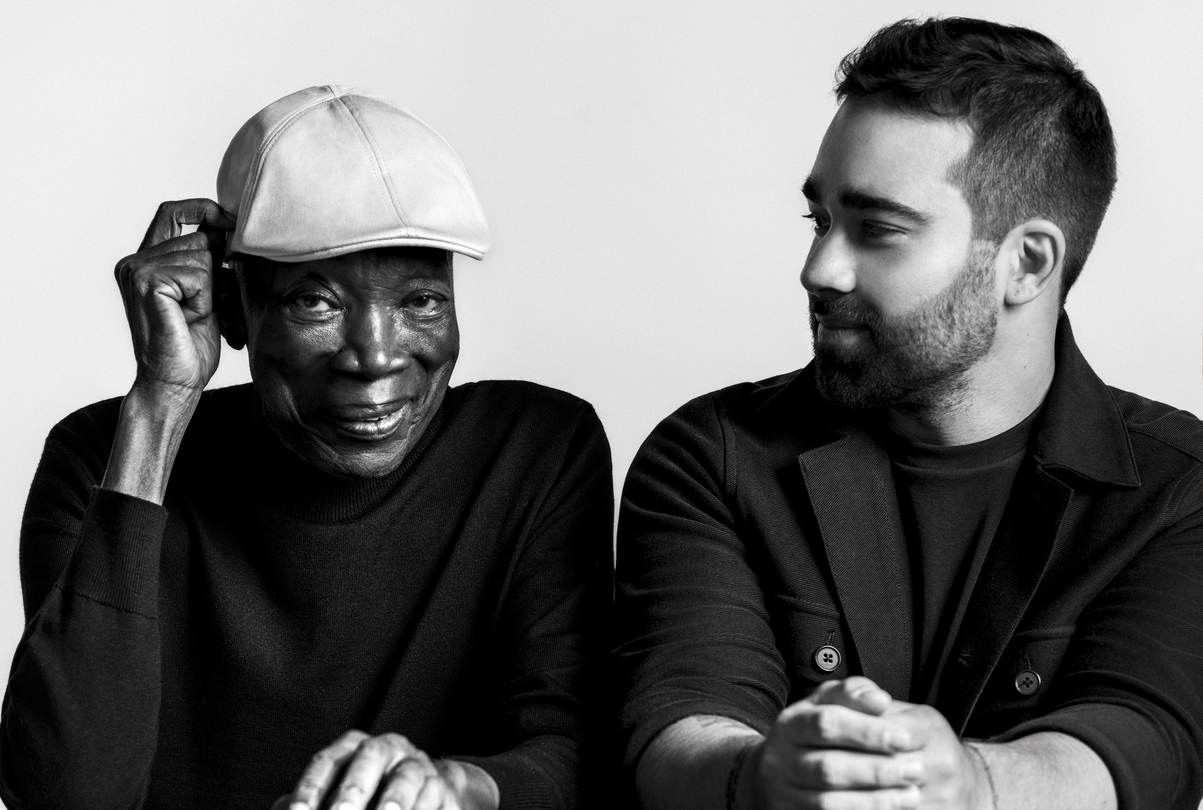 Oficina com Milton Nascimento apresenta campanha inovadora e surpreendente Milton Nascimento e o filho Augusto: primeira campanha de moda do cantor (Foto: Oficina/Divulgação)