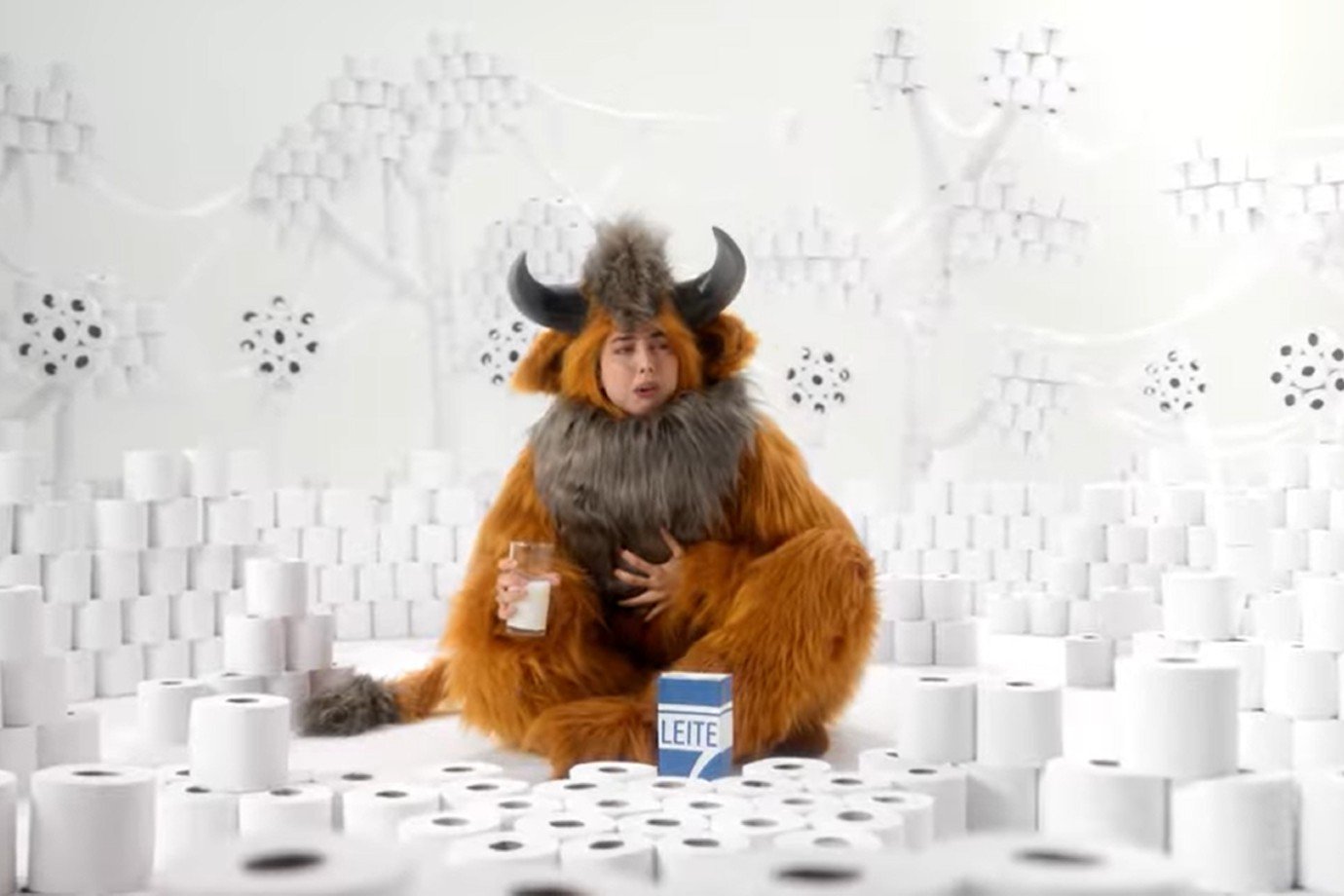 Bebês mamíferos da NotCo crescem e estrelam nova campanha divertida e estufada Na nova campanha da NotCo, os famosos bebês mamíferos da publicidade voltam em versão adulta — agora estufados pelo leite de vaca e aliviados com NotMilk (Foto: Reprodução)