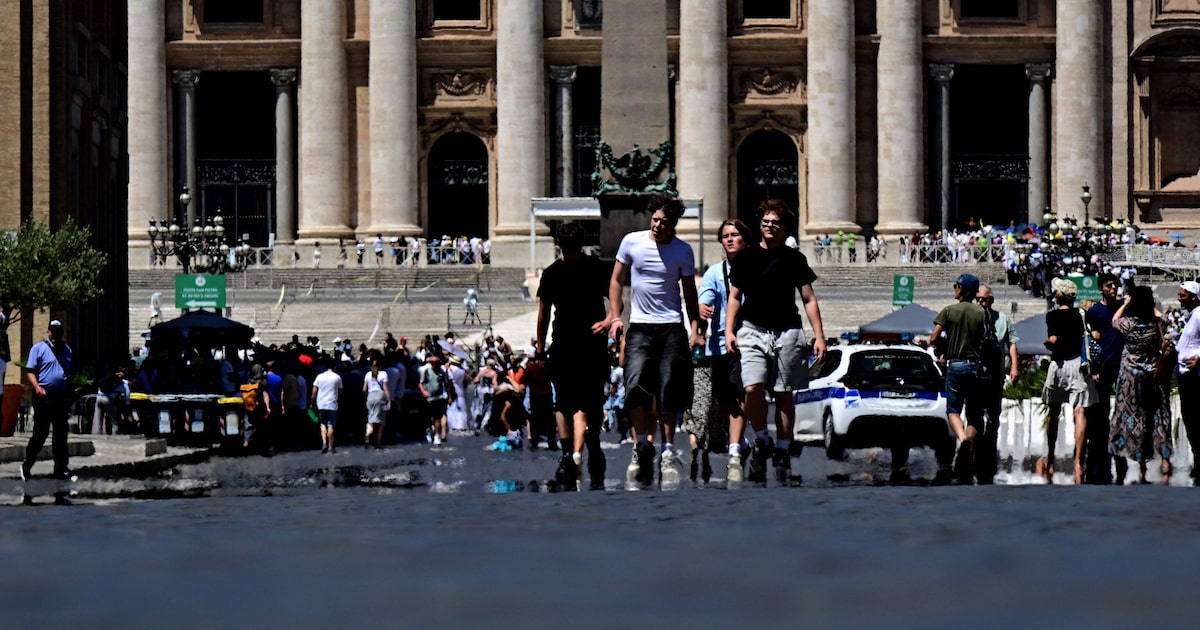 Espanha enfrenta onda de calor com temperaturas de até 46º C em meio à crise europeia O ar quente embaça a estrada e cria miragens enquanto as pessoas caminham na Via della Conciliazione em um dia quente de verão em Roma, perto do Vaticano, em 28 de junho de 2025. O Ministério da Saúde da Itália alertou os residentes e turistas em 27 de junho de 2025 sobre o aumento das temperaturas em todo o país, emitindo um alerta vermelho para 21 cidades neste fim de semana. O ministério emitiu seu alerta vermelho máximo para cidades como a capital Roma, a potência econômica Milão e Veneza (Foto: Tiziana Fabi/AFP)