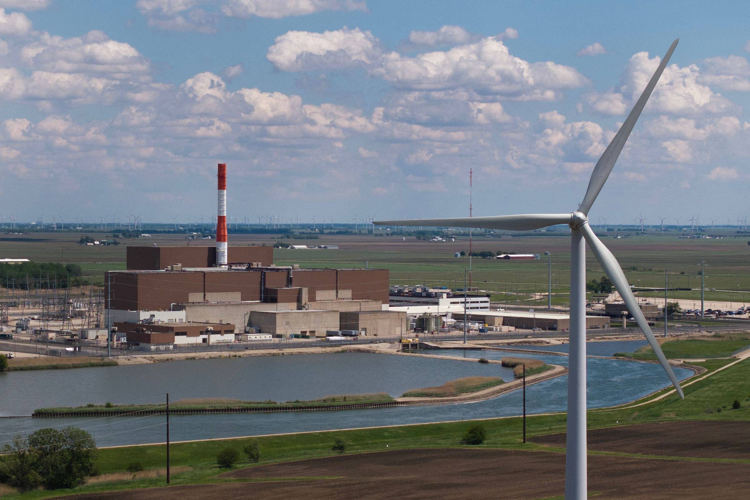Turbina eólica perto da usina nuclear LaSalle Clean Energy Center da Constellation Energy, perto de Marseilles, Illinois (Foto: Scott Olson/Getty Images via AFP)