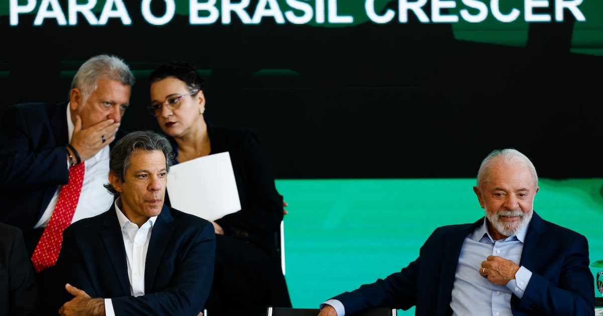 O presidente Luiz Inácio Lula da Silva, acompanhado do ministro da Fazenda, Fernando Haddad, durante cerimônia de lançamento do Plano Safra 2025/2026. (Foto: Wilton Junior/Estadão)