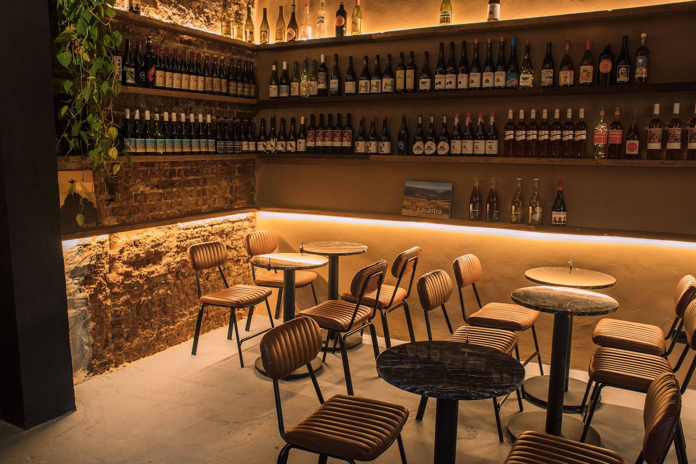 Descubra seis vinhos incríveis a partir de R$ 65 para iniciar sua coleção Interior do bar de vinhos Sede261 (Foto: Reprodução)