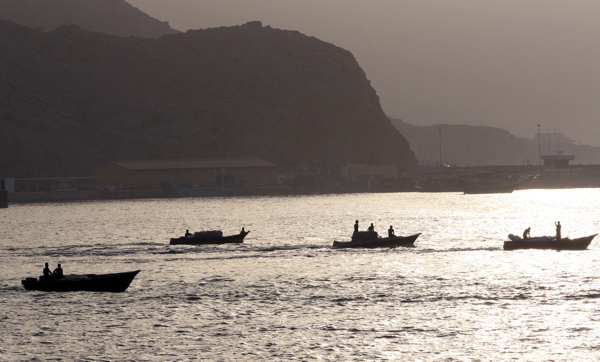 Guerra beneficia apenas fabricantes de armas em busca de lucro exorbitante Barcos iranianos carregados cruzam o Estreito de Ormuz, próximo ao porto de Khasab, em Omã (Foto: Karim Sahib/AFP)