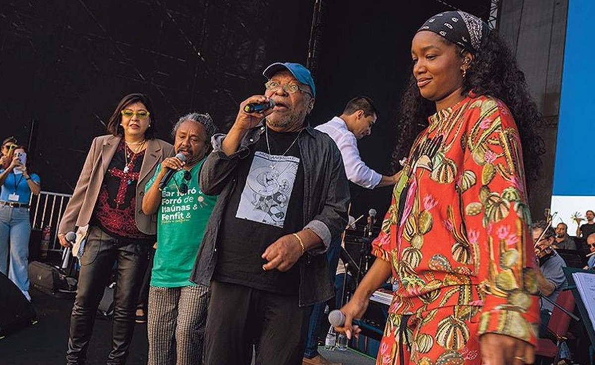 VLT facilita acesso ao Projeto Aquarius e aceita o Jaé como transporte Ensaio do Projeto Aquarius: a partir da esquerda, Roberta Miranda, Chico César, Martinho da Vila e Iza — Foto: Márcia Foletto