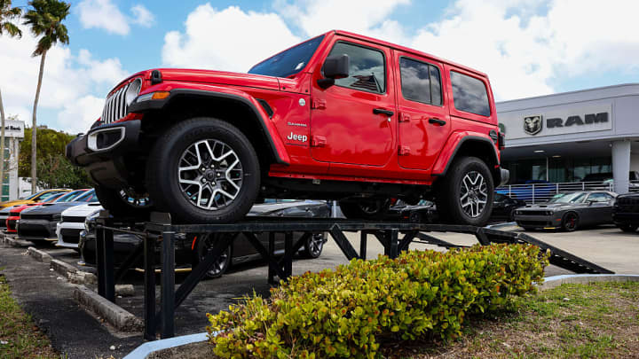 Stellantis mantém projeções financeiras, mas alerta sobre decisões difíceis à frente Um novo veículo Jeep Wrangler 4-Door Sahara 4x4 exibido à venda em uma concessionária da Stellantis NV em Miami, Flórida, EUA, no sábado, 5 de abril de 2025. (Foto: Eva Marie Uzcategui | Bloomberg | Getty Images)