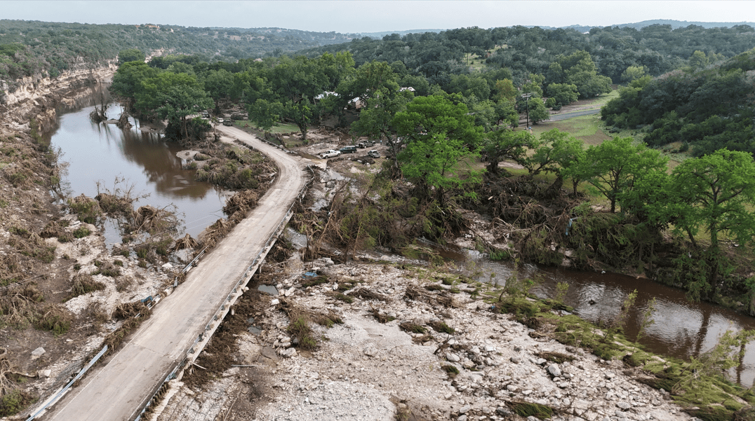 Trump visita Texas após tragédia das enchentes que deixou mais de 100 mortos Vista por drone mostra o rio Guadalupe e os danos causados por inundações perto de Camp Mystic em Hunt, Texas, EUA, 5 de julho de 2025. (Foto: REUTERS/Evan Garcia)