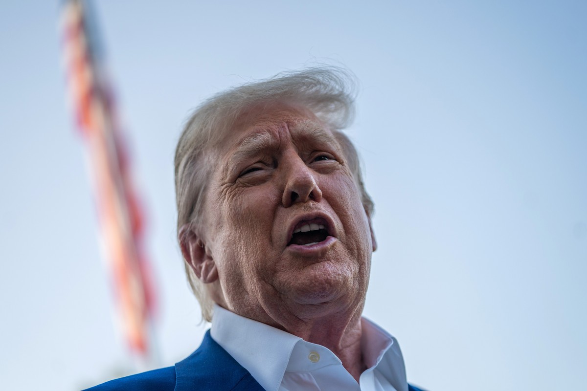 EUA e Irã se encontrarão na próxima semana para discutir acordo potencial O presidente dos EUA, Donald Trump, fala com jornalistas ao deixar a Casa Branca rumo à cúpula da Otan, em 24 de junho de 2025 (Foto: Allison Robbert/The New York Times)