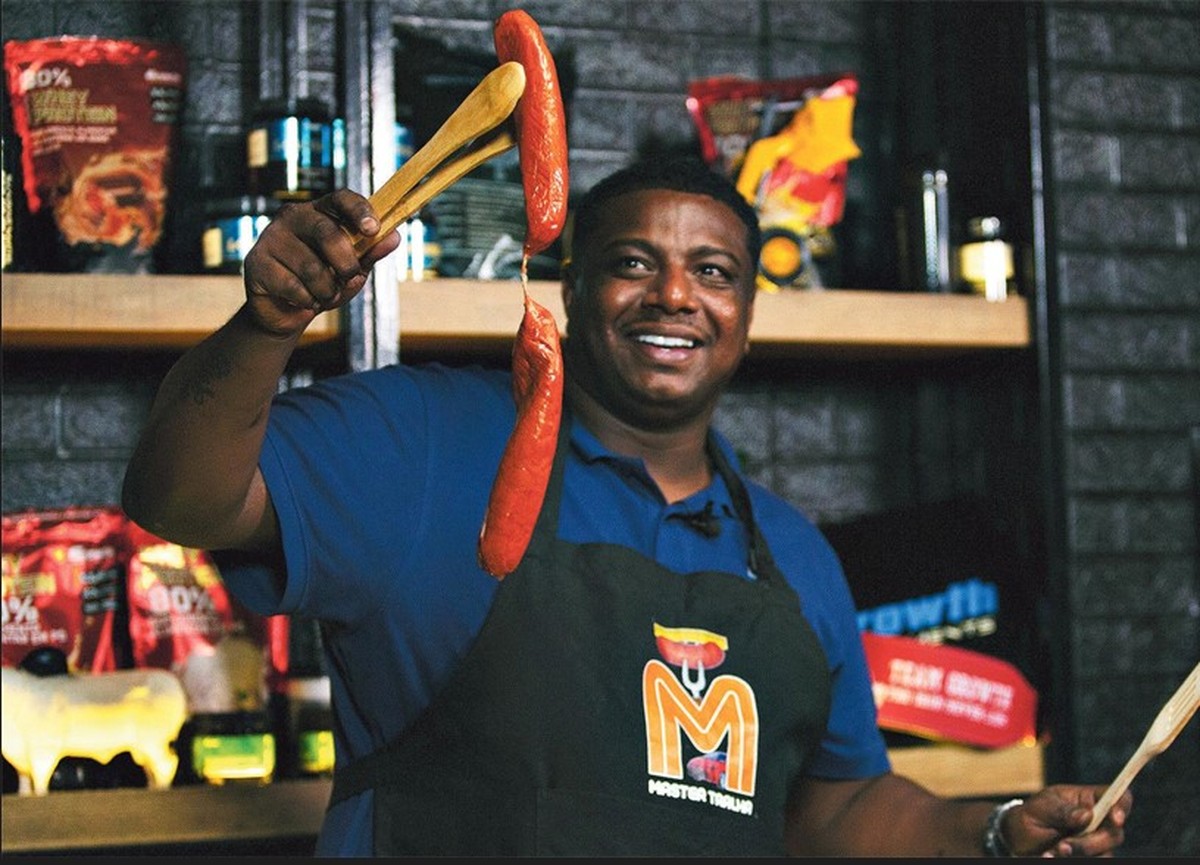 Influencer da Zona Norte destaca a gastronomia popular e conquista seguidores nas redes sociais Cozinha popular. Master Tralha ensina receitas preparadas com ingredientes que as pessoas costumam ter em casa — Foto: Júlia Aguiar/Agência O Globo