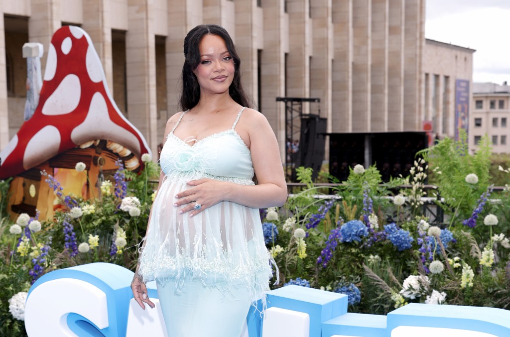 Rihanna revela sua música favorita de karaokê e surpreende fãs com escolha divertida Rihanna revelou sua música favorita de karaokê no tapete azul da estreia do filme 'Smurfs' em Bruxelas, Bélgica. (Foto: Reprodução)