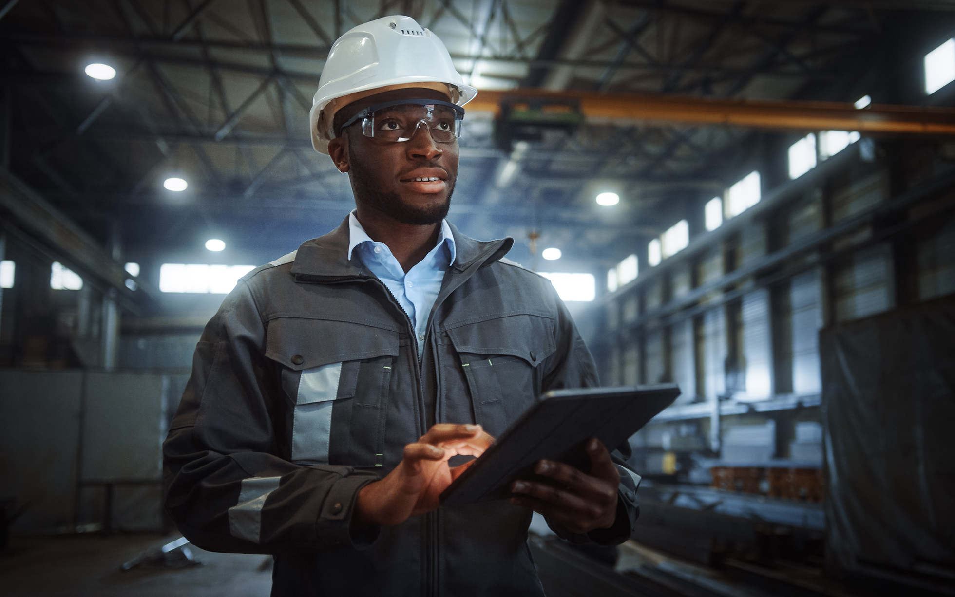 O futuro digital transforma o trabalho industrial e operacional As tecnologias digitais estão além de causar agitação nas salas de reuniões; elas estão promovendo mudanças reais em ambientes como centros de logística e pisos de fábricas. (Foto: Reprodução/@MIT)