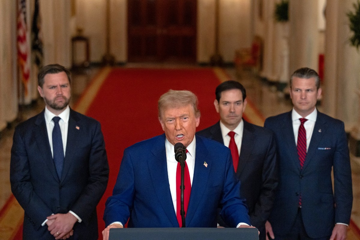 Trump compromete legado ao intensificar tensões com o Irã O presidente dos EUA, Donald Trump, discursa à nação, ao lado do vice-presidente JD Vance, do secretário de Estado Marco Rubio e do secretário de Defesa Pete Hegseth, na Casa Branca (Foto: CARLOS BARRIA / POOL / AFP)