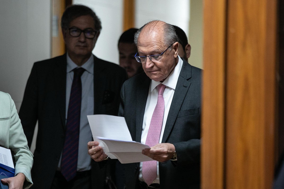 Brasil aguarda resposta dos EUA sobre negociações de tarifas comerciais O vice-presidente Geraldo Alckmin fala sobre tarifas de Trump após reunião com empresários (Foto: Brenno Carvalho/Agência O Globo)