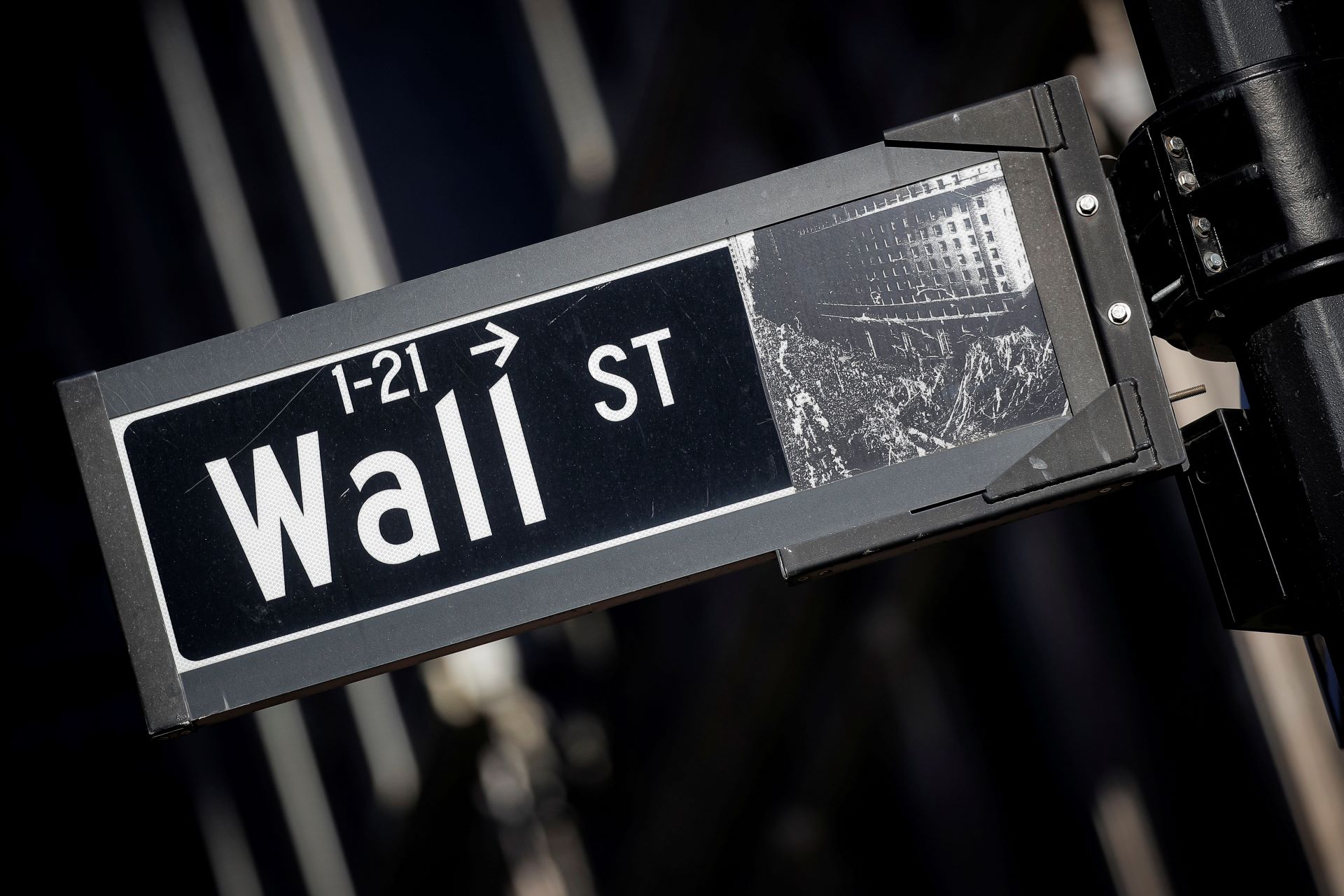Bolsas de Nova York caem após recordes com tarifas impostas por Trump Placa de Wall Street, em Nova York - 08/11/2021 (Foto: REUTERS/Brendan McDermid)