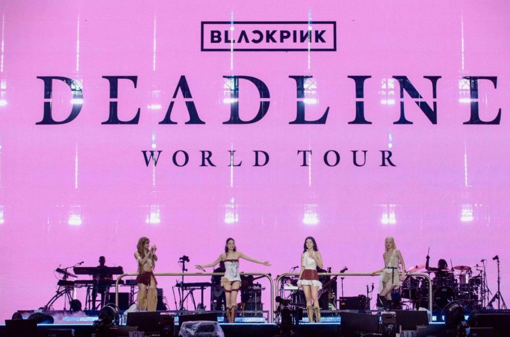 BLACKPINK inicia turnê mundial 'DEADLINE' com show deslumbrante em Goyang BLACKPINK lançou sua Deadline World Tour com um concerto solo realizado no Goyang Sports Complex nos dias 5 e 6 de julho. (Foto: Reprodução)
