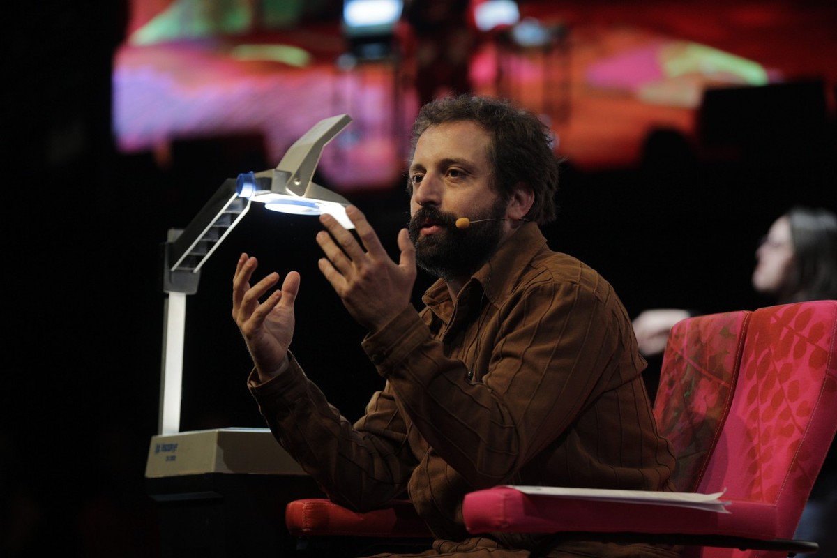 Gregório Duvivier em mesa na Flip 2025 (Foto: Alexandre Cassiano)