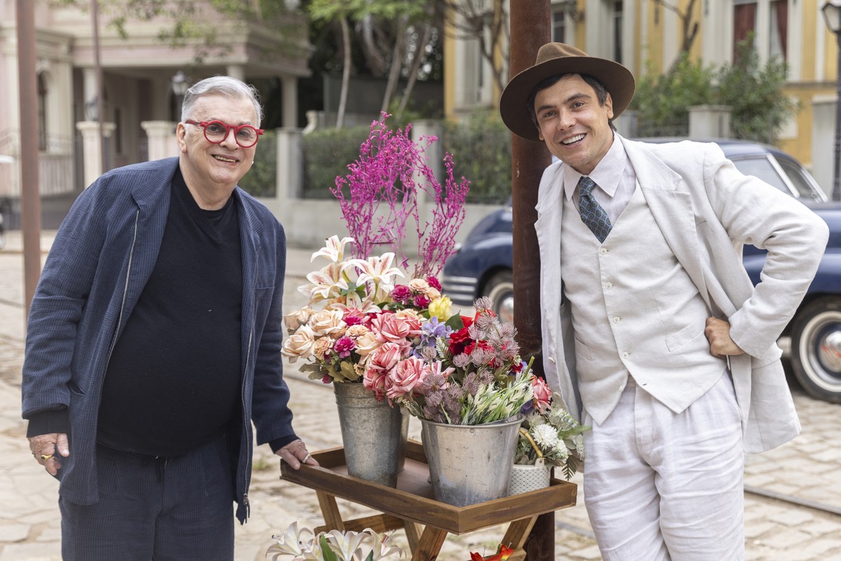 Walcyr Carrasco, criador da novela 'Êta mundo melhor!', da TV Globo, ao lado do ator Sérgio Guizé, intérprete do protagonista Candinho (Foto: Léo Rosário/Divulgação/TV Globo)