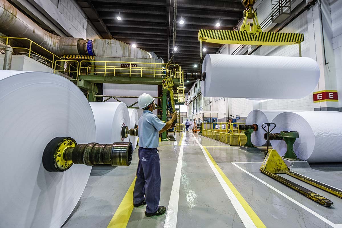 Suzano critica tarifas de Trump e busca alternativas para expandir vendas nos EUA Fábrica da Suzano: empresa brasileira atua nos Estados Unidos há 40 anos (Foto: Germano Lüders/Exame)
