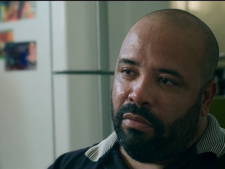 Flamengo é condenado a pagar indenização a vigia que salvou vidas no Ninho Benedito Ferreira, que era segurança do Ninho do Urubu (Foto: Reprodução/Netflix)