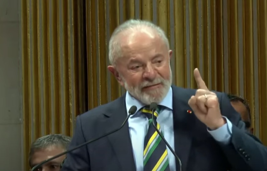 Lula critica Congresso por não reduzir privilégios de grupos favorecidos O presidente Lula, em viagem a Paris (05/06/2025) (Foto: Canal Gov/Youtube)