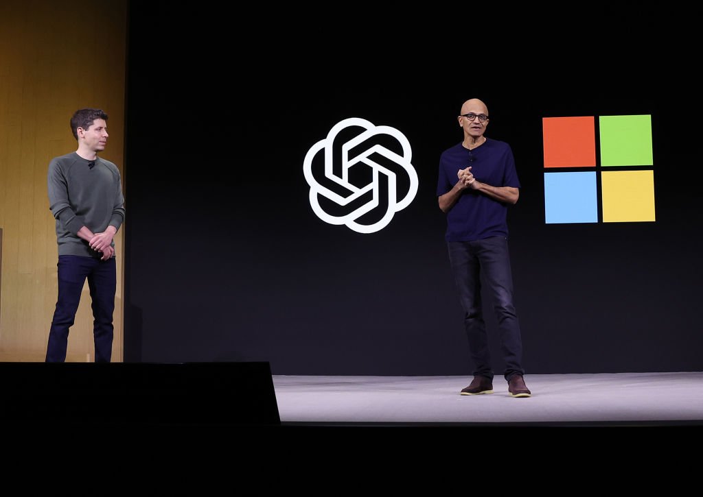 OpenAI considera modelo aberto e pode agravar crise com a Microsoft Sam Altman e Satya Nadella: CEOs da OpenAI e da Microsoft (Foto: Justin Sullivan/Getty Images)