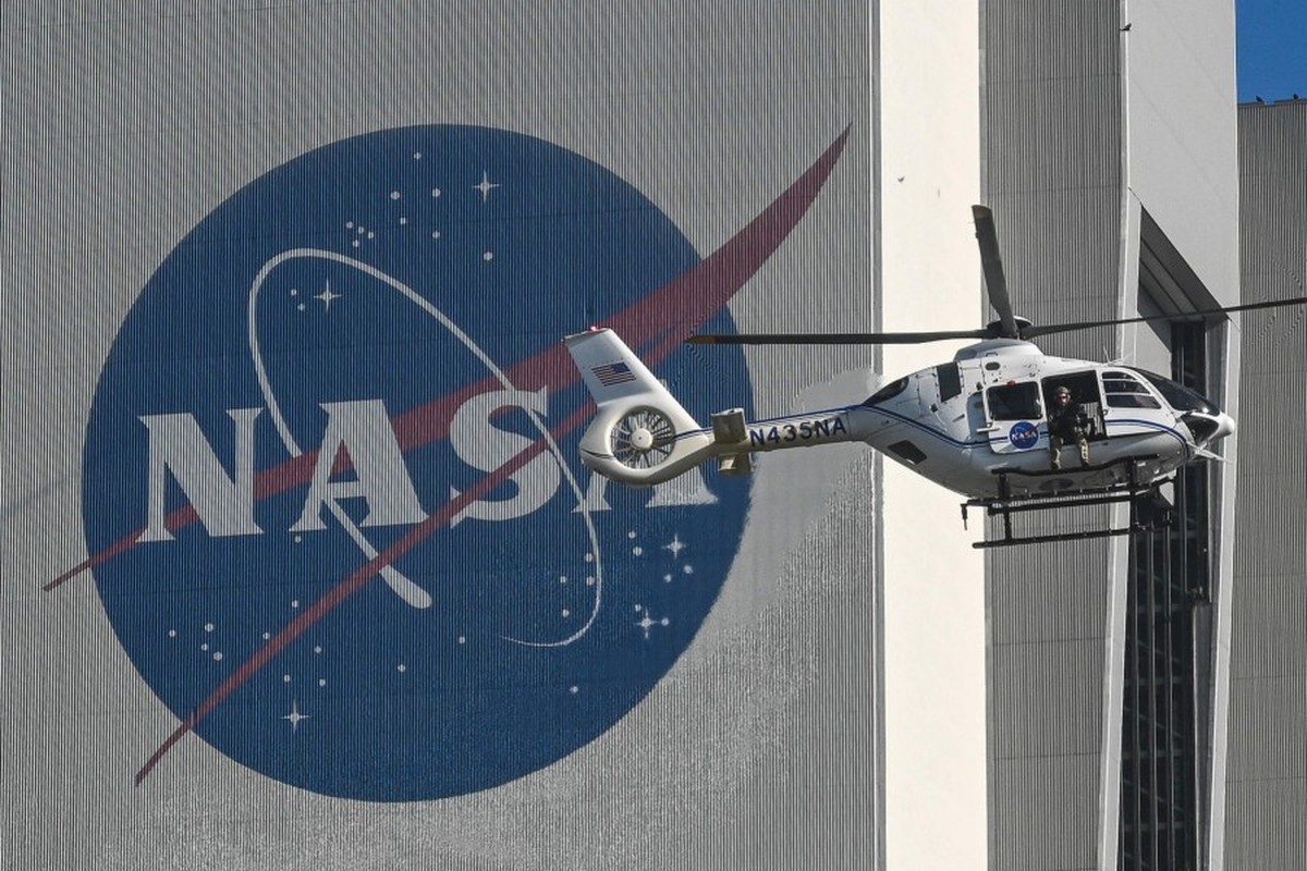 Nasa enfrenta crise severa após cortes orçamentários, alerta astrofísica brasileira Helicóptero da Nasa segue em direção ao Kennedy Space Center, em Cabo Canaveral, Flórida, em 31 de julho (Foto: CHANDAN KHANNA / AFP)
