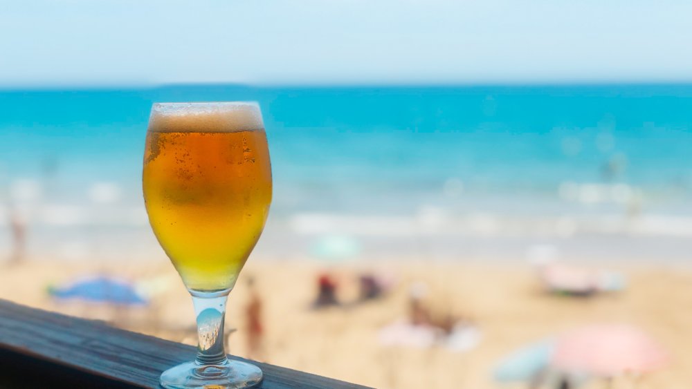 A cerveja é a bebida ideal para se refrescar nos dias quentes de verão A cerveja é a bebida ideal para se refrescar nos dias quentes de verão