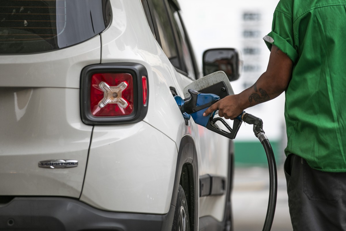 Setor de combustíveis solicita à ANP prorrogação das novas misturas de etanol e biodiesel Carro é abastecido com combustível (Foto: Guito Moreto/Ag. O Globo)
